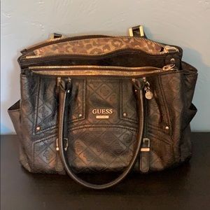Black Guess 3 compartment purse & pockets!